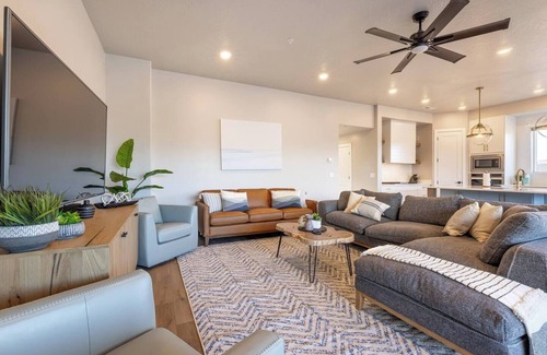 Washington House | Private Pool & Hot Tub - Rooftop Fire Pit - Near Zion