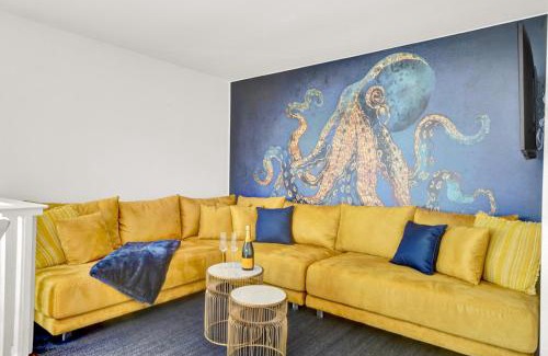 Holiday Beach House | Private Pool Pet Friendly