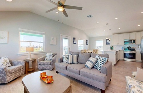 Port Aransas House | Private Pool, Pet Friendly, Parking for 4