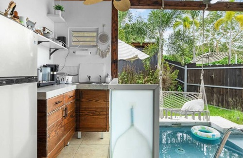 Pueblo Cabin | Private Pool Retreat – 10 Mins to Downtown Rincón