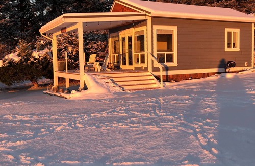Brew Bay Apartment | Private, Relaxing Ocean Front Cottage.