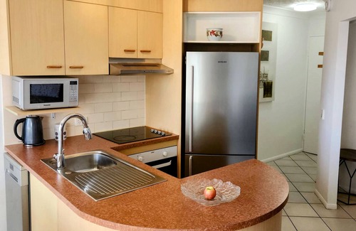 Southport Apartment | PRIVATE RESORT: OPPOSITE the BROADWATER -GYM-POOL-SPA-BOATING-FISHING-SURFING