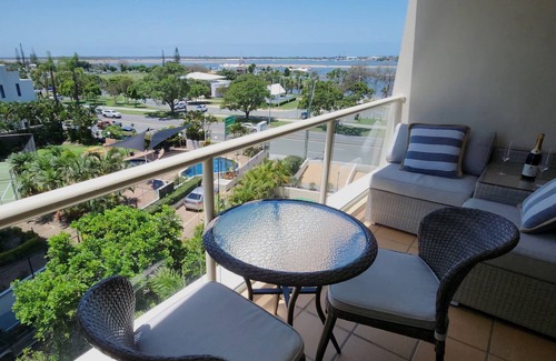 Southport Apartment | PRIVATE RESORT: OPPOSITE the BROADWATER -GYM-POOL-SPA-BOATING-FISHING-SURFING