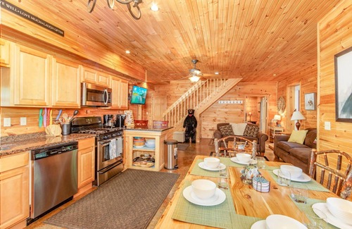 McHenry Cabin | Private retreat with Nature at its best! Hot Tub, Lake & ski, Arcade & Games.