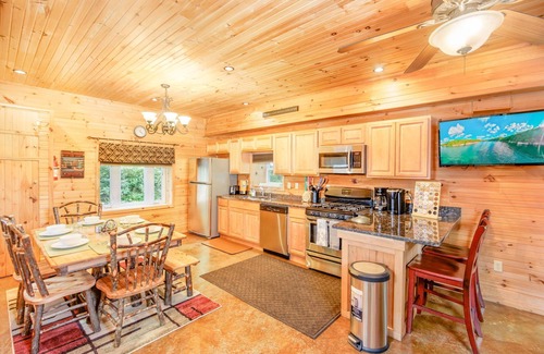 McHenry Cabin | Private retreat with Nature at its best! Hot Tub, Lake & ski, Arcade & Games.