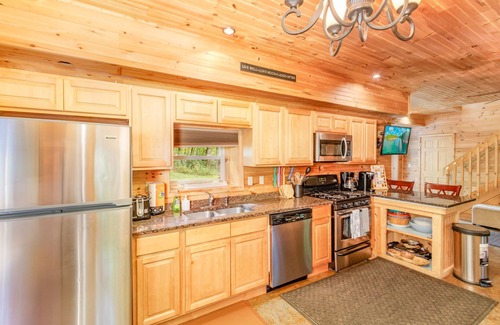 McHenry Cabin | Private retreat with Nature at its best! Hot Tub, Lake & ski, Arcade & Games.