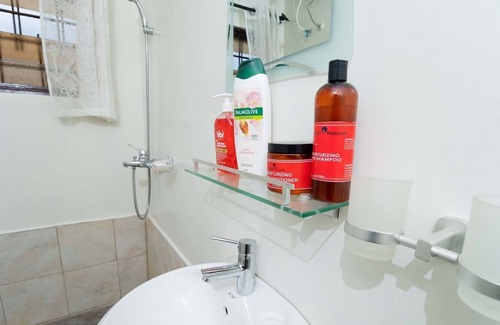 Kweiman Apartment | Private Room in Home, Accra, Oyarifa, WiFi, Generator, Shared Full Kitchen