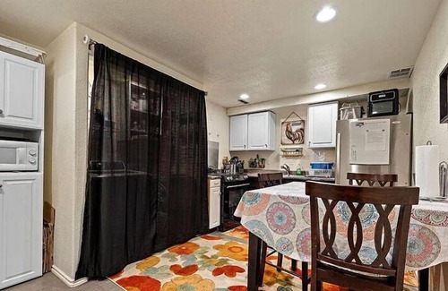 Altamont House | Private Room at home with year round pool and hot tub