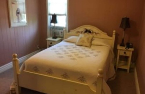 Central Lake House | Private room & bath, shared common room