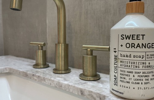 West Side Apartment | Private Room, central to NYC and Newark Airport