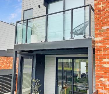 Highton Apartment | Private Room & Ensuite, in hosted-shared Modern 2 bedroom Apartment - full use of all home facilities