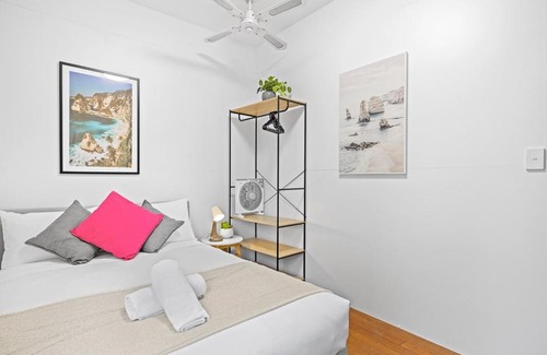 Gordon House | Private Room in Gordon near Train & Bus - Sleeps 2