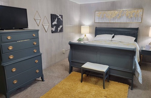 Altamont House | Private Room in home with year round pool and hot tub