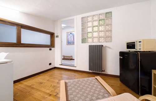 Cantu Apartment | Private room ‘Raffa-Ele’ with Wi-Fi and air conditioning