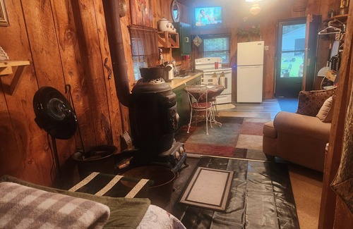 East Syracuse Cabin | PRIVATE RUSTIC 1 BEDROOM CABIN