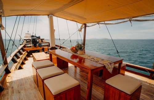 Labuan Bajo Boat Rental | Private Sailling Komodo Cruise Overnight Charter