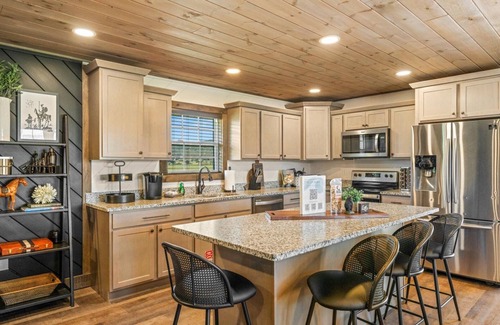 Wears Valley House | Private Sevierville Cabin w/Hot Tub-Pool-Game Room