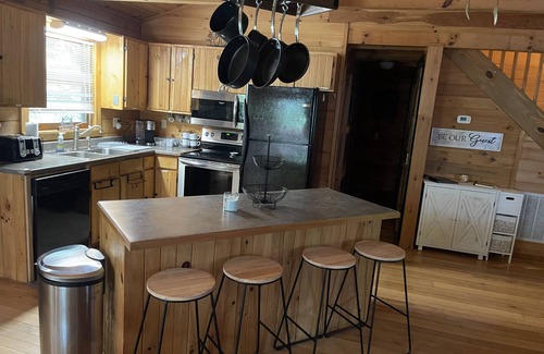 Sugar Grove Cabin | Private Spring Getaway! Pet Friendly!