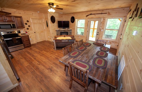 Gatlinburg - Pigeon Forge Cabin | Private, Top Location, VIEWS: Quiet Mountain Top Cabin!
