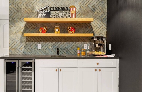 Midtown Apartment | Private Villa · Theater · Game Room · BBQ · Relax
