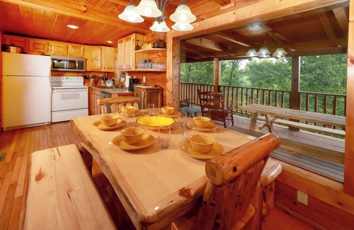 Gatlinburg - Pigeon Forge Cabin | Private w/Mountain Views! FREE Pool Access, Fishing, Putt Putt, Golf, etc.