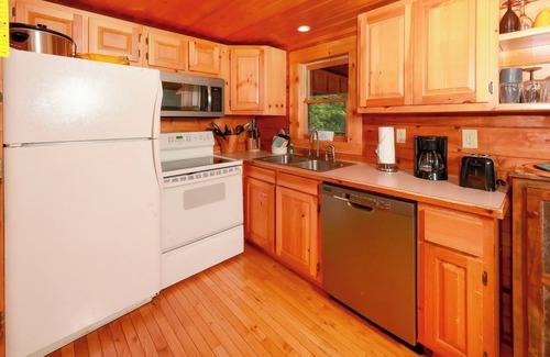 Gatlinburg - Pigeon Forge Cabin | Private w/Mountain Views! FREE Pool Access, Fishing, Putt Putt, Golf, etc.