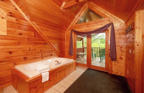Gatlinburg - Pigeon Forge Cabin | Private w/Mountain Views! FREE Pool Access, Fishing, Putt Putt, Golf, etc.