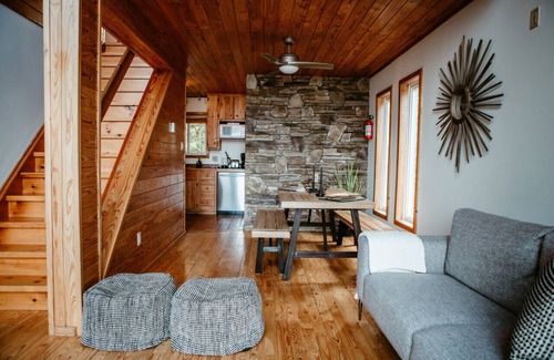 Magnetawan Apartment | Private Waterfront Cottage w/Large Dock & Hot Tub