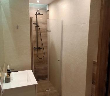 Krzyki Apartment | Przytulne studio - 2 pokoje,parking,blisko centrum-6km,tramwaj, Nflix, park, spokój,