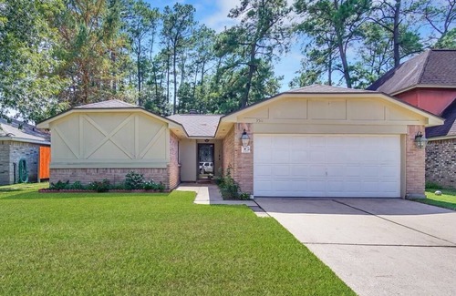Spring House | Pup friendly home in Spring w/yard near IAH, Exon & The Waterway