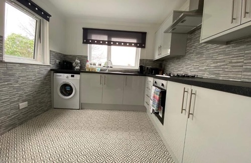 Dunfermline Apartment | Pure Home Oakley Central with Parking By Three Bridges Apartments