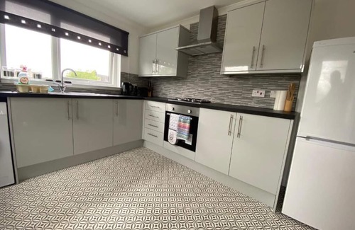 Dunfermline Apartment | Pure Home Oakley Central with Parking By Three Bridges Apartments