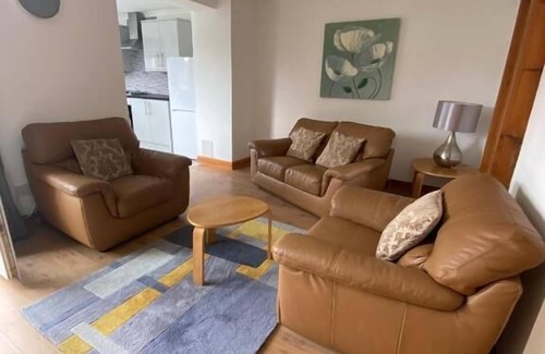 Dunfermline Apartment | Pure Home Oakley Central with Parking By Three Bridges Apartments