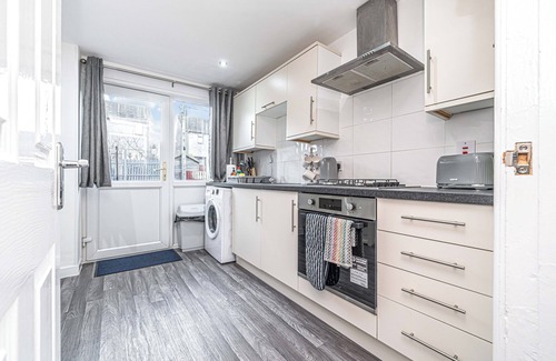 Dunfermline Apartment | Pure Home Oakley Park View by Three Bridges Apartments