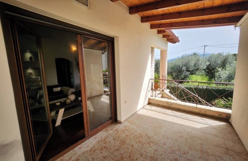 Longos Apartment | Pure relaxation: Well-kept holiday home in Loggos with garden, close to the beac