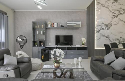 By Pass Ngurah Rai Villa | Puri Ratu Jimbaran with Private Pool