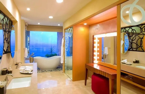 Mismaloya Hotel | ✩ PV Getaway ✩ Studio w/King Bed & Balcony Views ✩