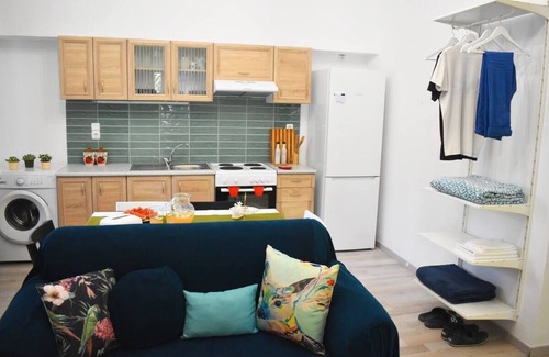 Archanes-Asterousia Apartment | Pyrgos Colourful Studio (wifi A/C parking)