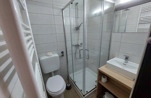 Hrastnik House | Quadrupe Room with Balcony at Planinski Dom Gore