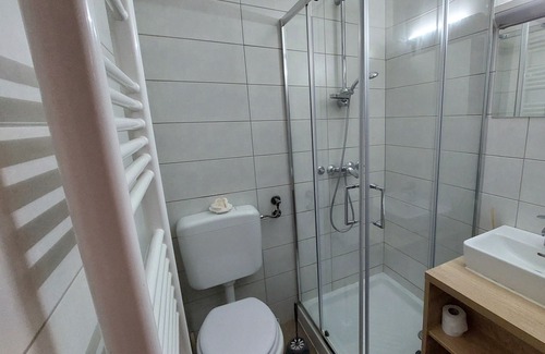 Hrastnik House | Quadrupe Room with Balcony at Planinski Dom Gore