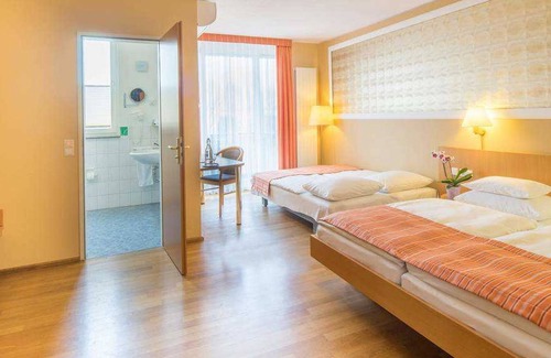 Zahringen Hotel | Quadruple room with toilet and shower - Hotel Classic