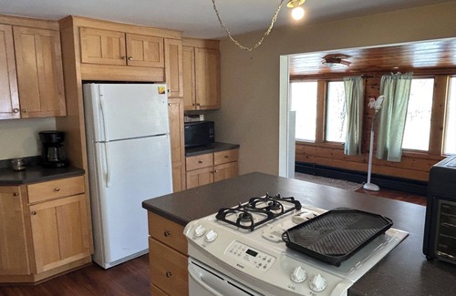 North Salem Cottage | Quaint 2-bedroom cottage in North Salem with WiFi access