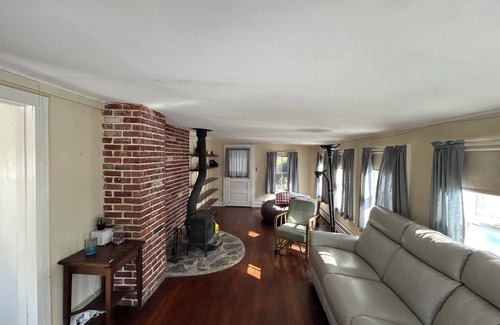 North Salem Cottage | Quaint 2-bedroom cottage in North Salem with WiFi access