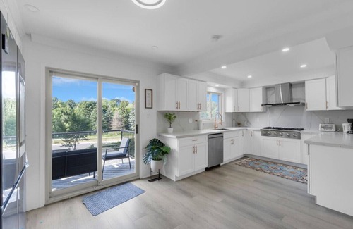 Erin Mills Apartment | Quaint 3BR - 5 min to UTM/Erindale Park + Parking