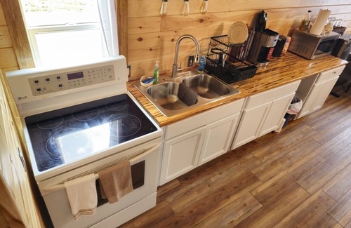 Dry Ridge Cabin | Quaint Cabin - 8 minutes from Ark Encounter!nCountry setting, near town!