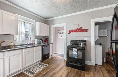 Waco Apartment | Quaint Cottage downtown Waco close to Magnolia, Baylor uni., Cameron Park Zoo.