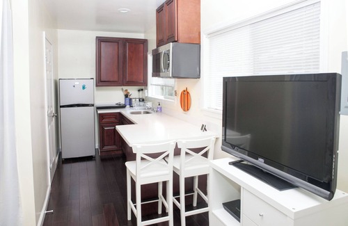 Kensington Apartment | Quaint Cottage nestled in the Kensington Hills