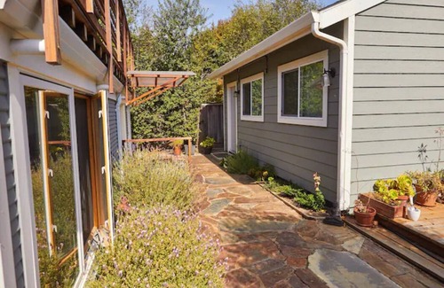 Kensington Apartment | Quaint Cottage nestled in the Kensington Hills