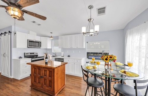 Iona House | Quaint Cottage! Peaceful 2 Bedroom, 1 Bath home with AC in Fort Myers