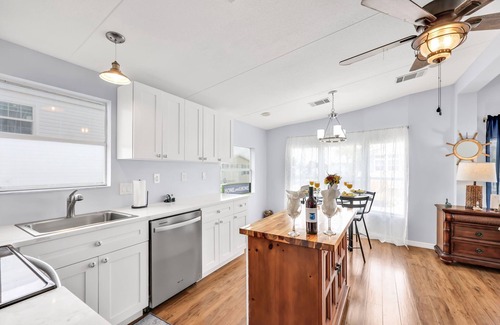 Iona House | Quaint Cottage! Peaceful 2 Bedroom, 1 Bath home with AC in Fort Myers